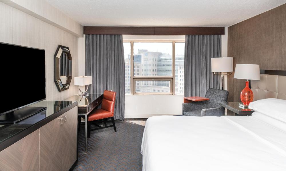 Monument View King, Guest room, 1 King, Monument Circle view interior